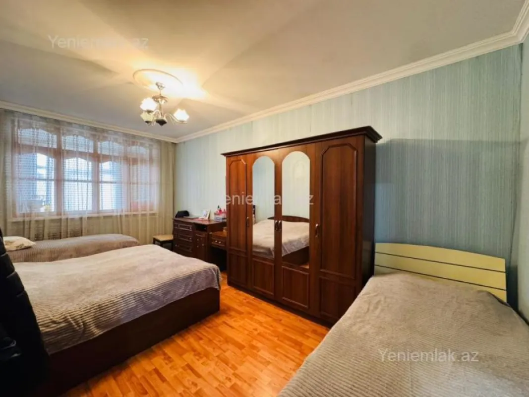 Satılır 4 otaqlı köhnə tikili 100 m²