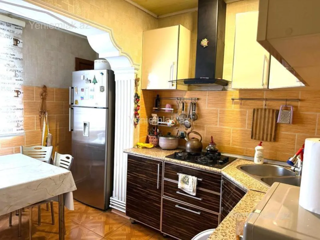 Satılır 4 otaqlı köhnə tikili 120 m²