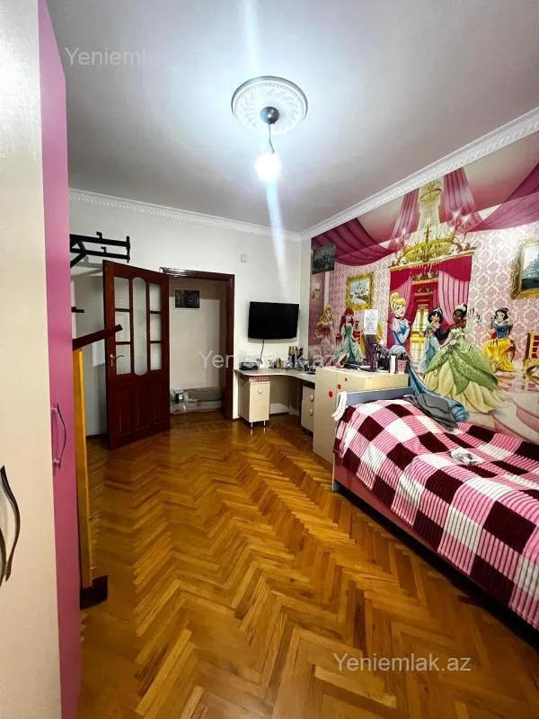 Satılır 5 otaqlı köhnə tikili 130 m²