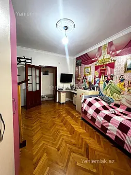 Satılır 5 otaqlı köhnə tikili 130 m²
