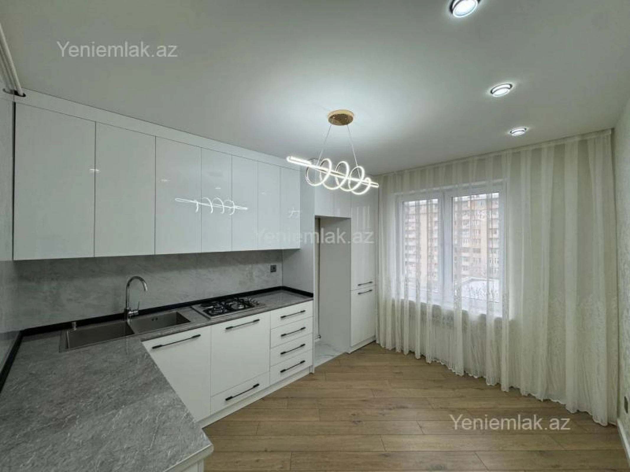 Satılır 2 otaqlı köhnə tikili 65 m²