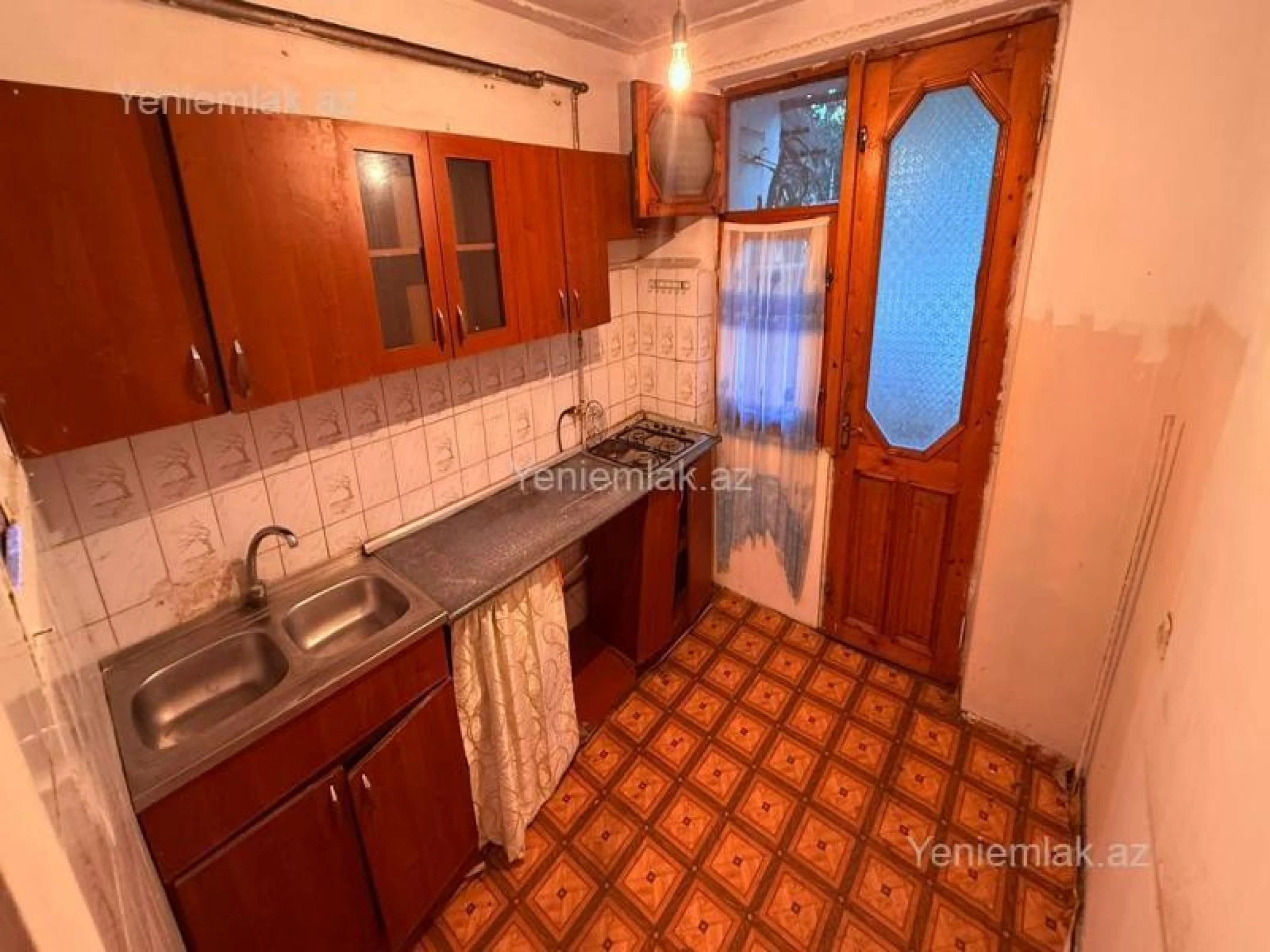 Satılır 2 otaqlı köhnə tikili 60 m²