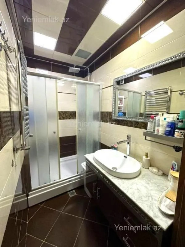 Satılır 4 otaqlı köhnə tikili 100 m²