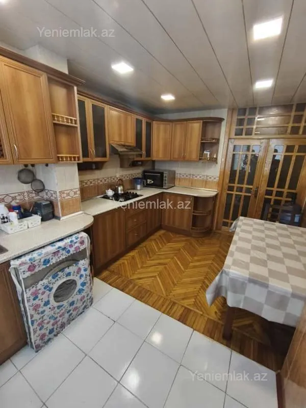 Satılır 4 otaqlı köhnə tikili 110 m²