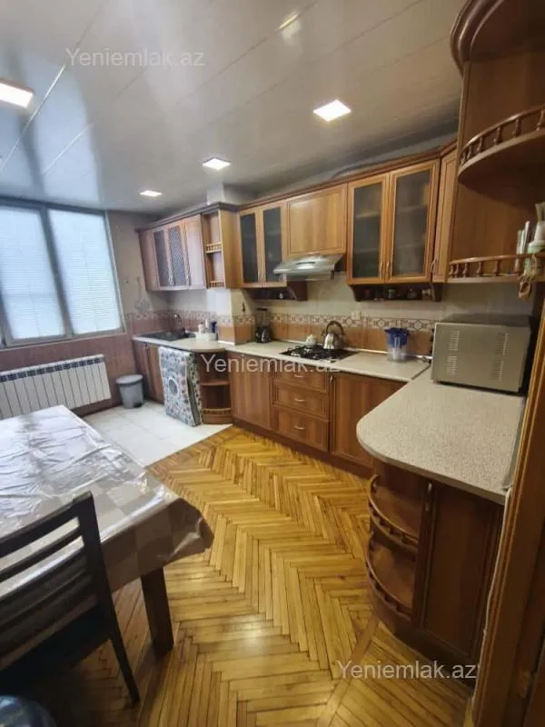 Satılır 4 otaqlı köhnə tikili 110 m²