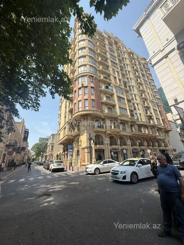 Satılır 4 otaqlı yeni tikili 250 m²