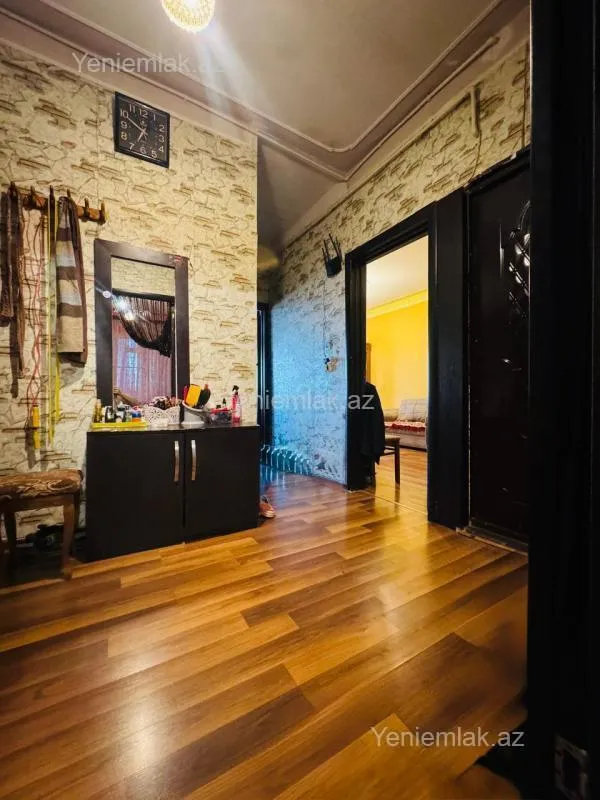 Satılır 2 otaqlı köhnə tikili 65 m²