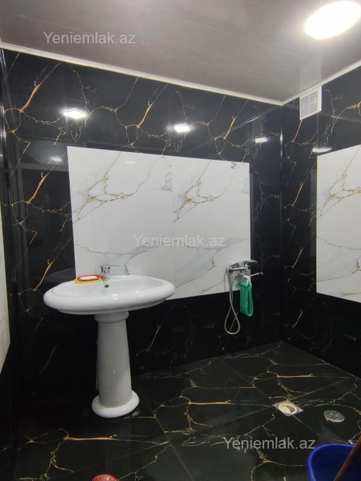 Satılır 2 otaqlı köhnə tikili 80 m²