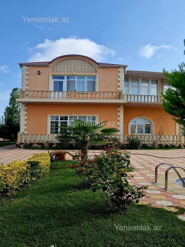 Satılır 8 otaqlı həyət evi 500 m²
