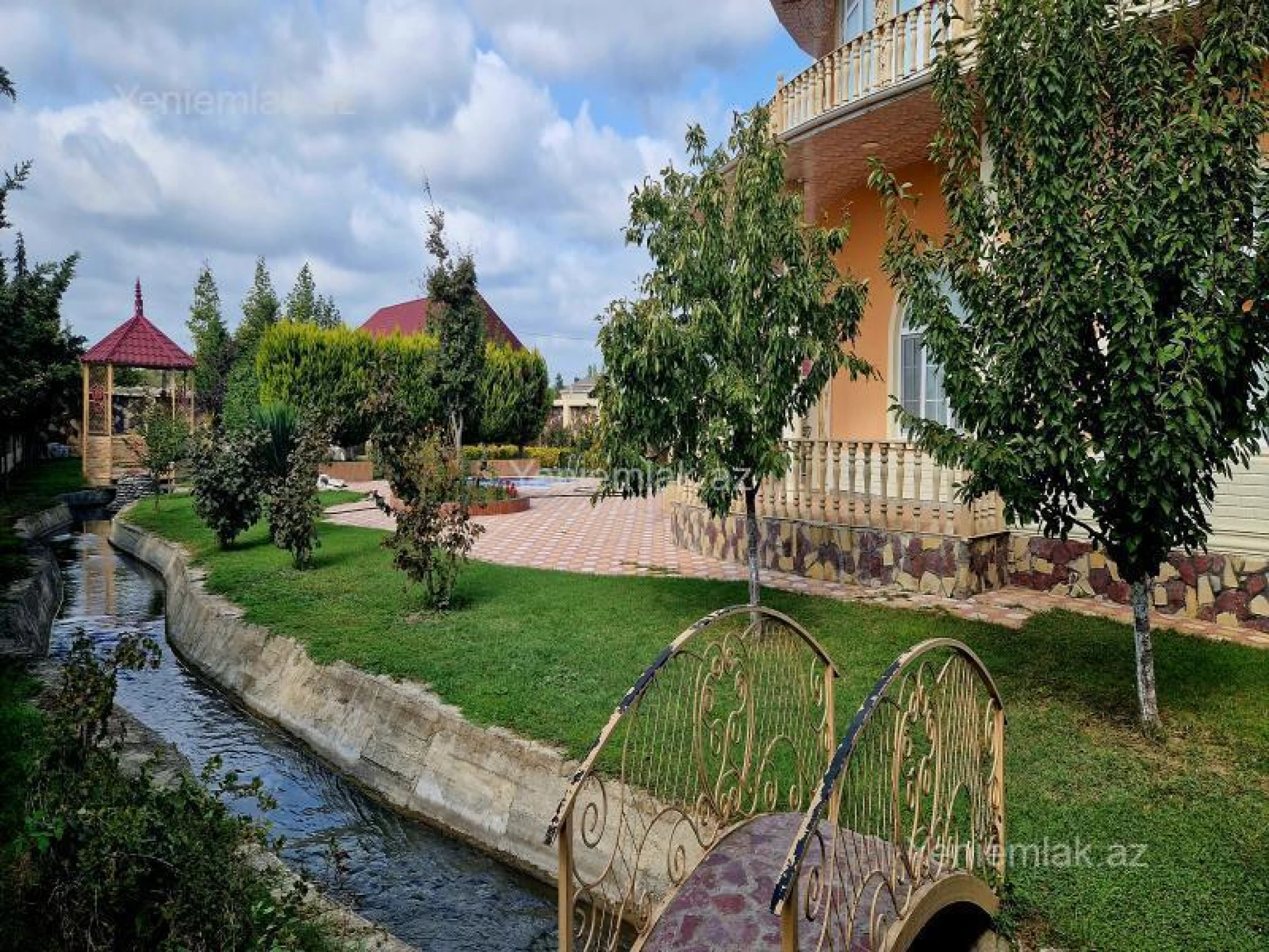 Satılır 8 otaqlı həyət evi 500 m²