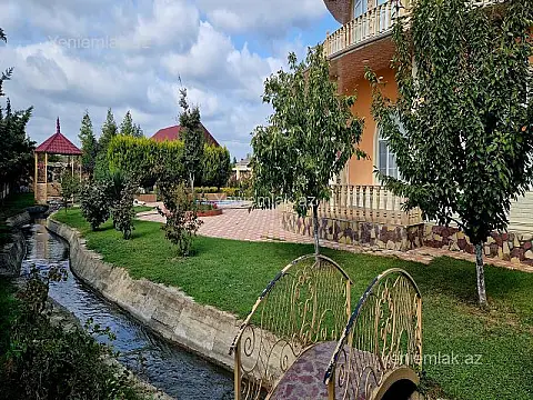 Satılır 8 otaqlı həyət evi 500 m²