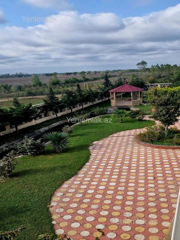Satılır 8 otaqlı həyət evi 500 m²