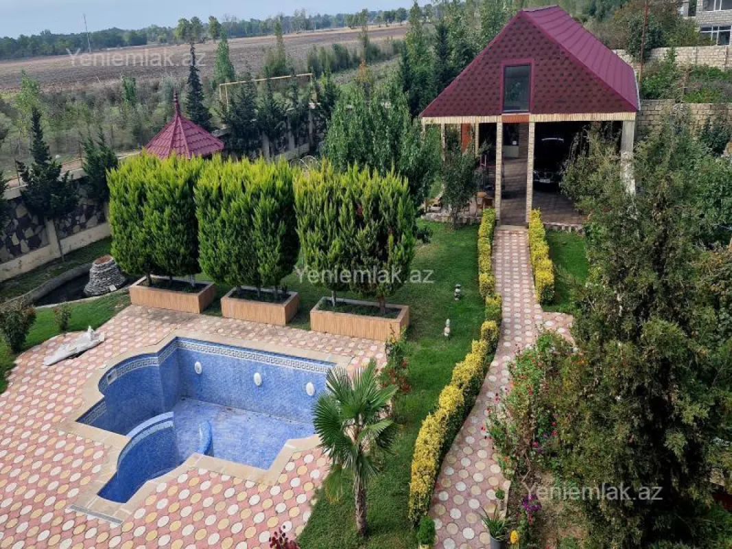 Satılır 8 otaqlı həyət evi 500 m²