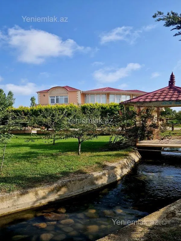 Satılır 8 otaqlı həyət evi 500 m²