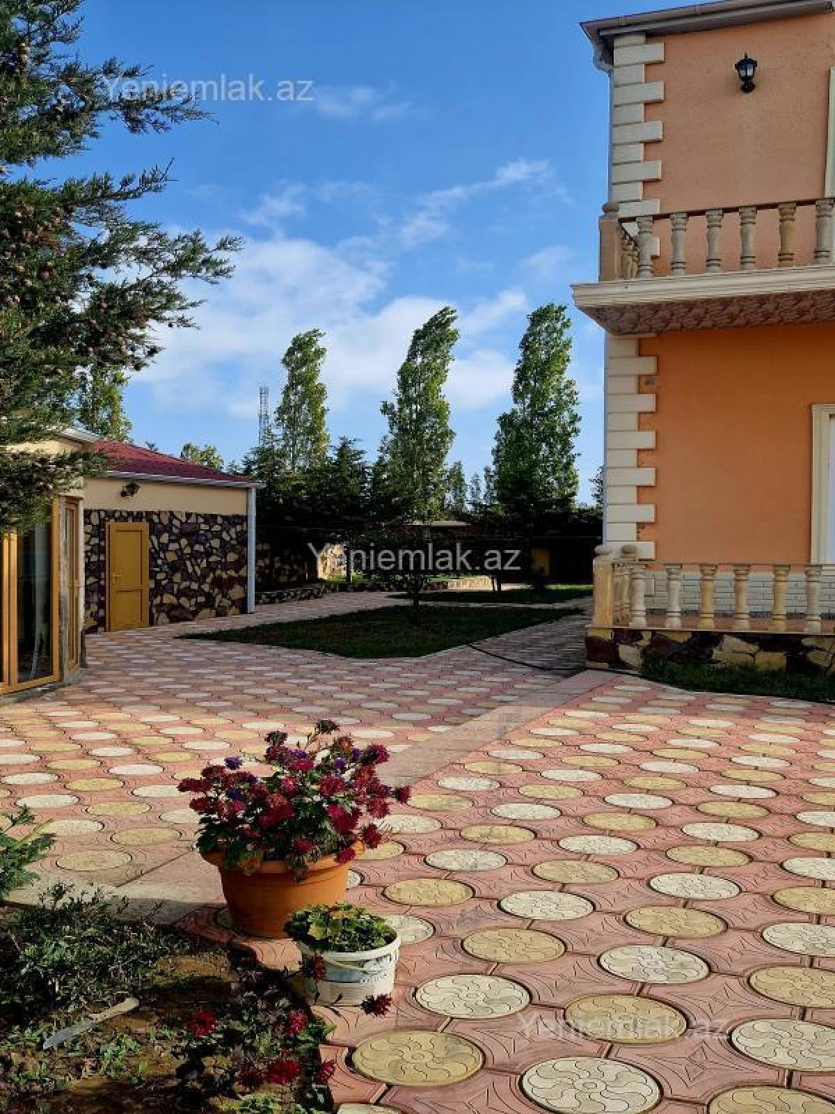 Satılır 8 otaqlı həyət evi 500 m²