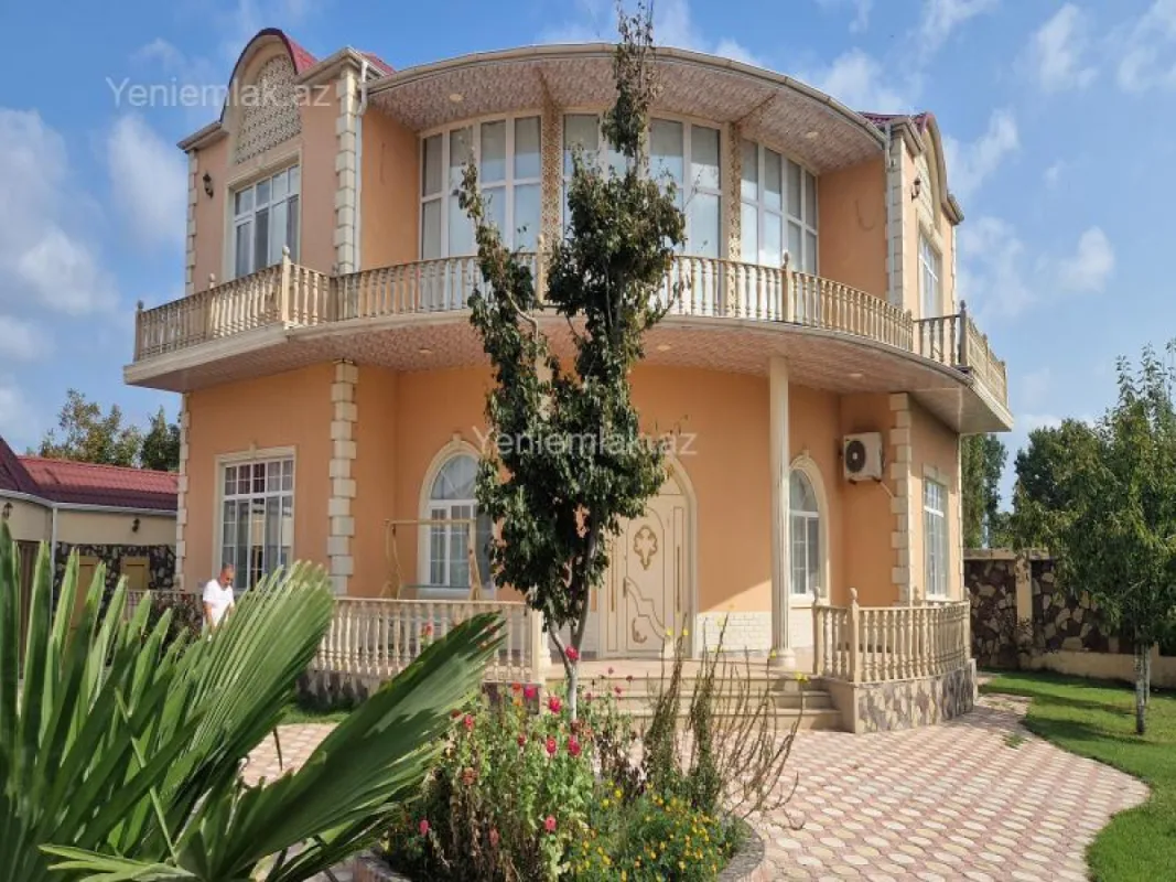Satılır 8 otaqlı həyət evi 500 m²