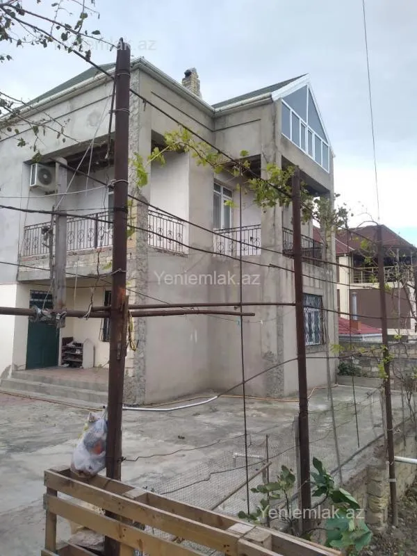 Satılır 6 otaqlı həyət evi 180 m²