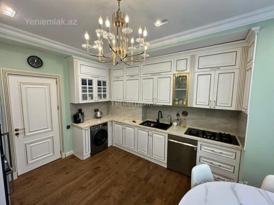 Satılır 4 otaqlı yeni tikili 160 m²