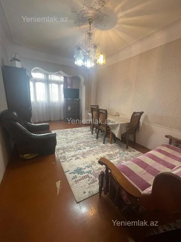 Satılır 5 otaqlı köhnə tikili 130 m²