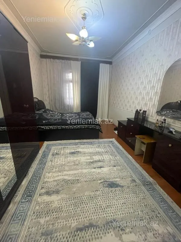 Satılır 5 otaqlı köhnə tikili 130 m²