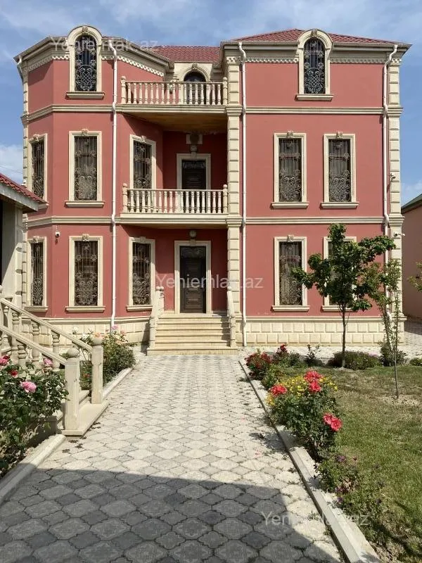 Satılır 9 otaqlı həyət evi 450 m²