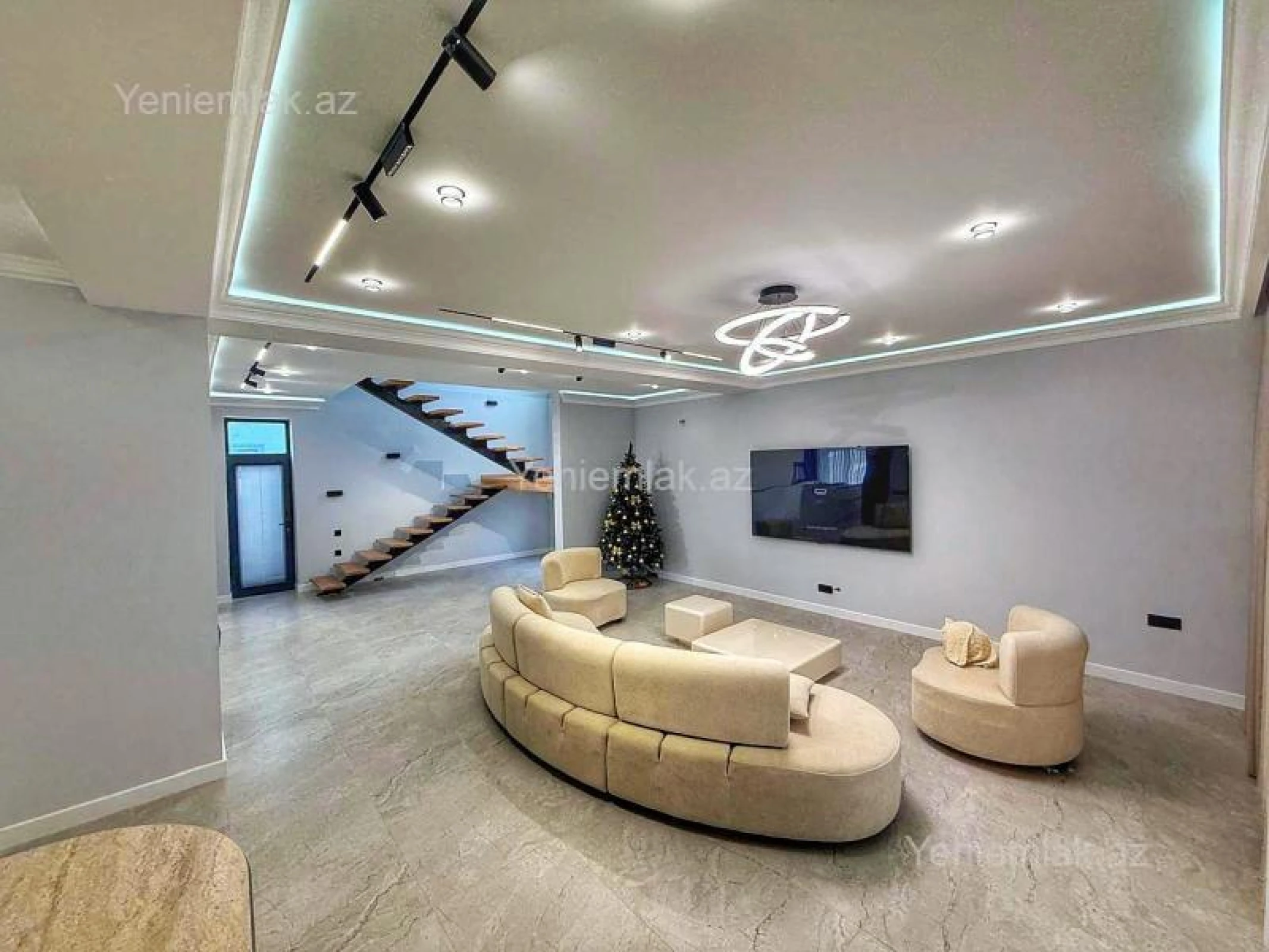 Satılır 8 otaqlı həyət evi 400 m²