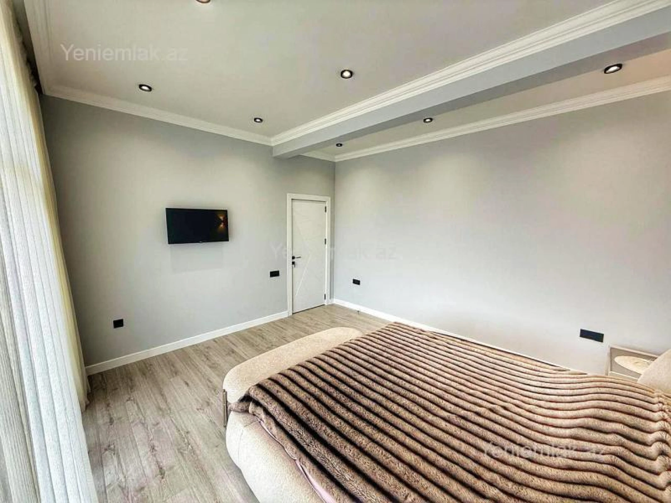 Satılır 8 otaqlı həyət evi 400 m²