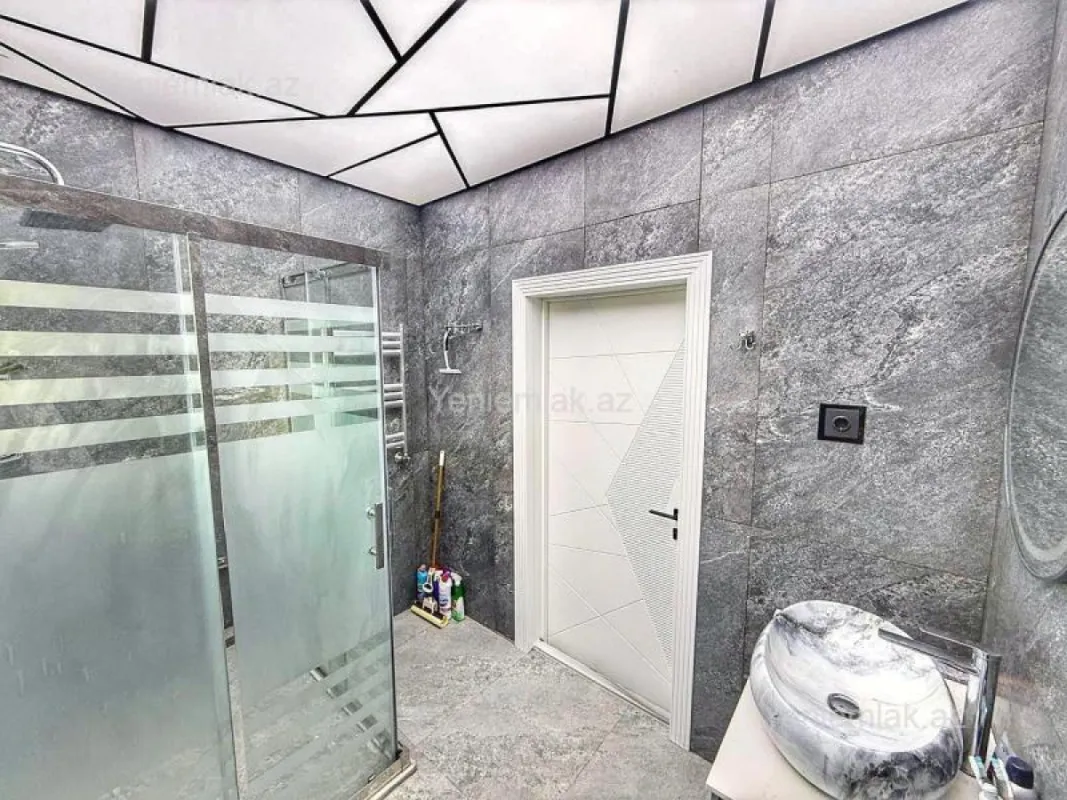 Satılır 8 otaqlı həyət evi 400 m²