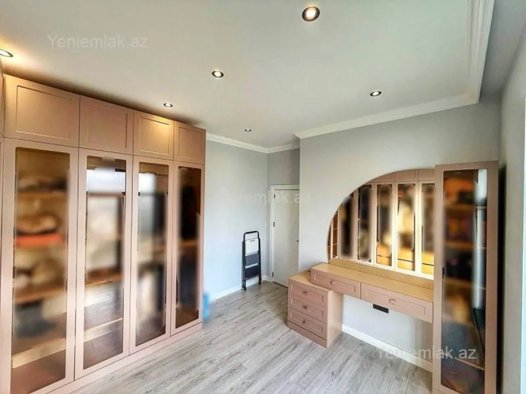 Satılır 8 otaqlı həyət evi 400 m²