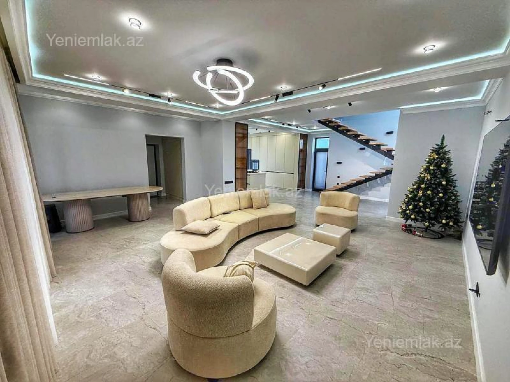 Satılır 8 otaqlı həyət evi 400 m²
