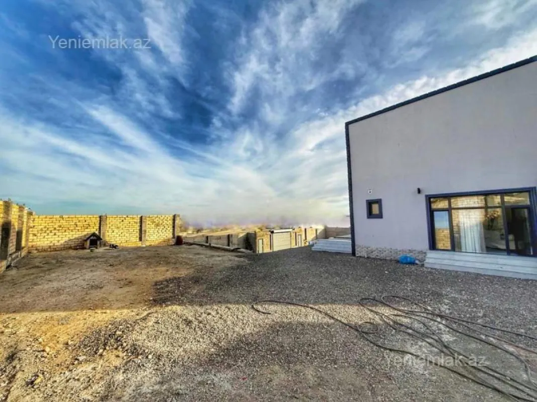 Satılır 8 otaqlı həyət evi 400 m²