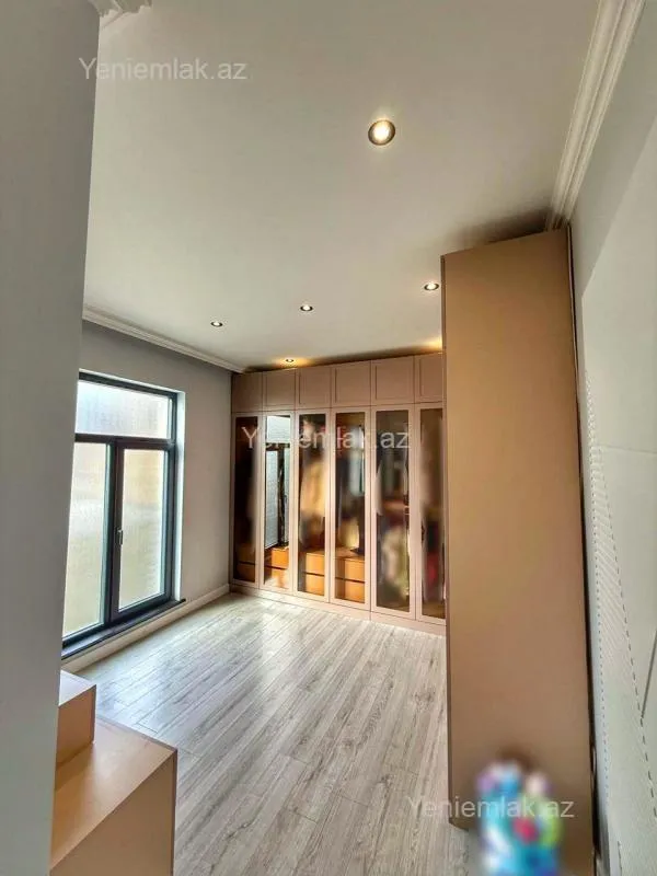 Satılır 8 otaqlı həyət evi 400 m²