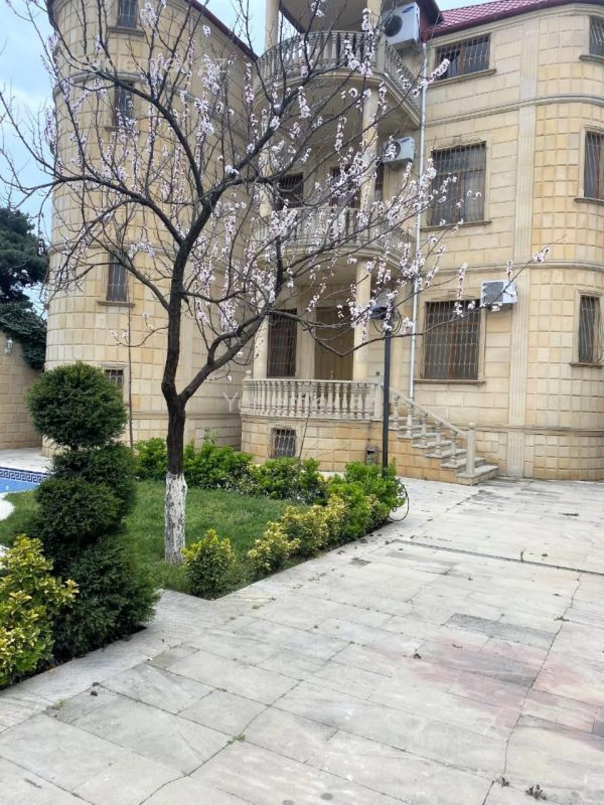 Satılır 6 otaqlı həyət evi 350 m²