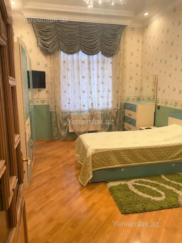 Satılır 6 otaqlı həyət evi 350 m²