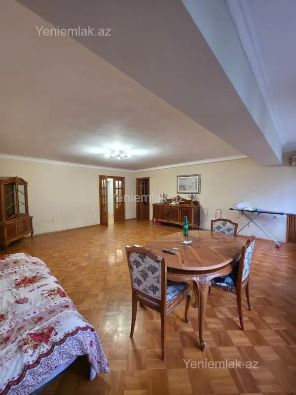 Satılır 3 otaqlı köhnə tikili 115 m²
