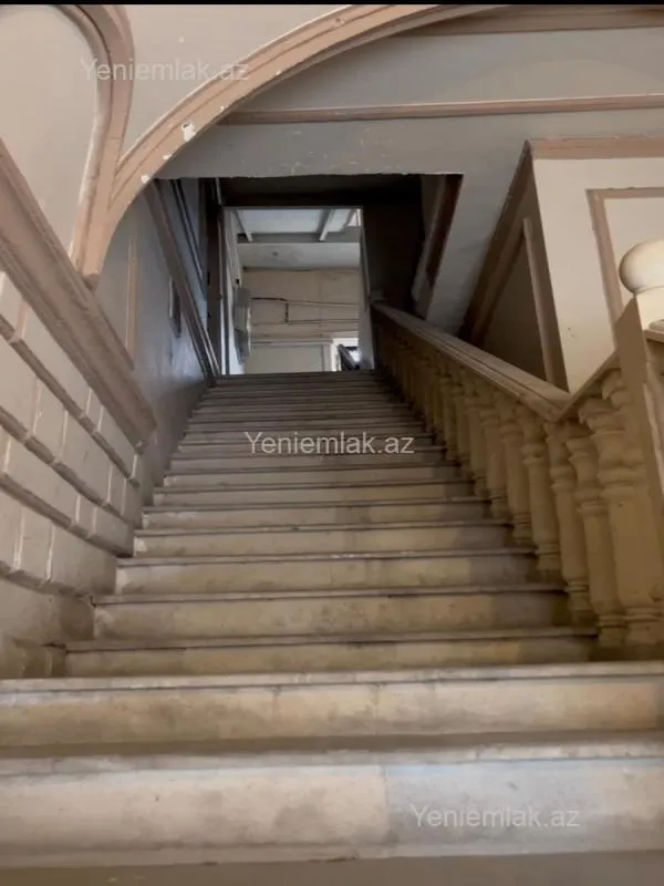 Satılır 2 otaqlı köhnə tikili 100 m²