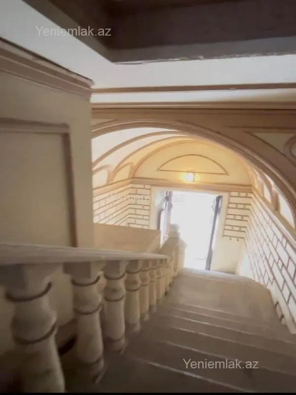 Satılır 2 otaqlı köhnə tikili 100 m²