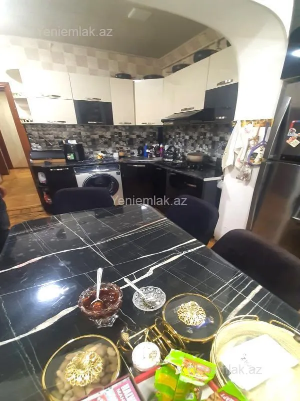 Satılır 4 otaqlı köhnə tikili 120 m²