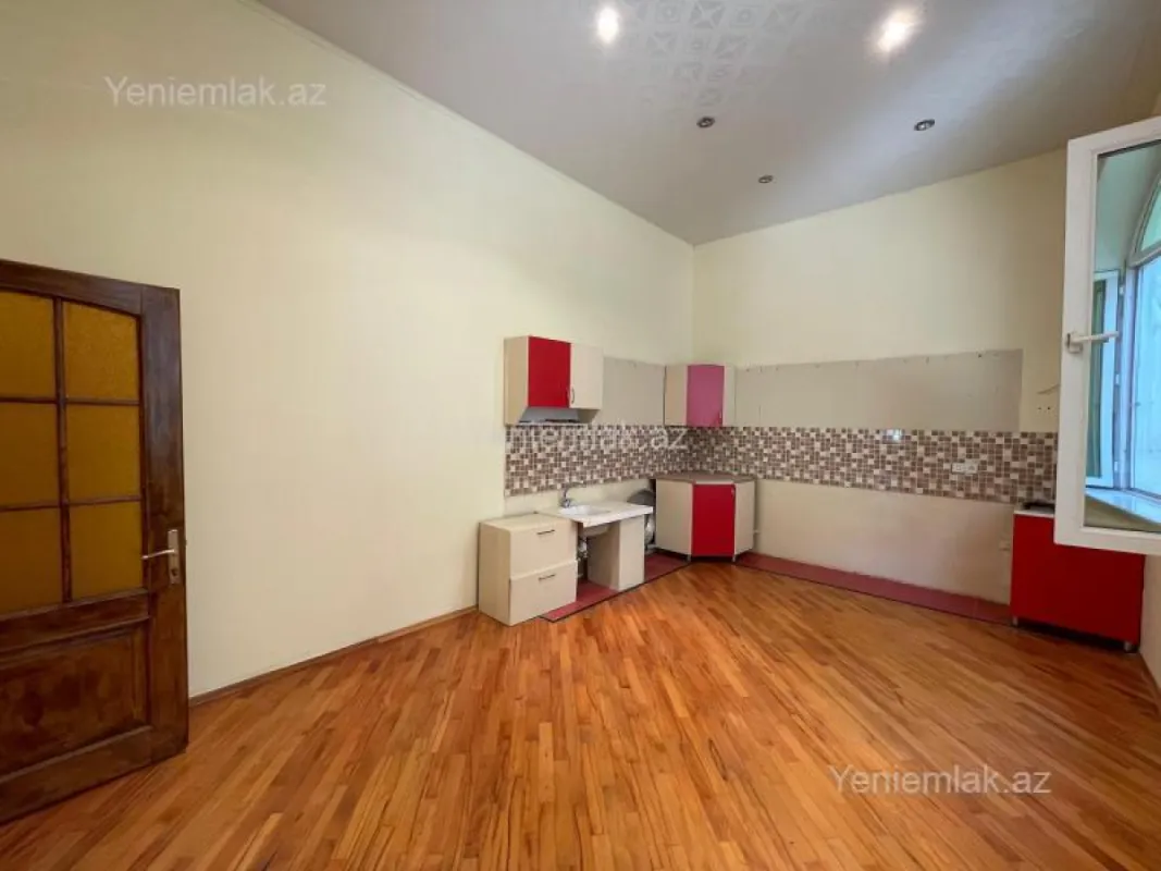 Satılır 6 otaqlı həyət evi 750 m²