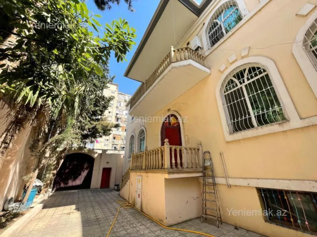 Satılır 6 otaqlı həyət evi 750 m²