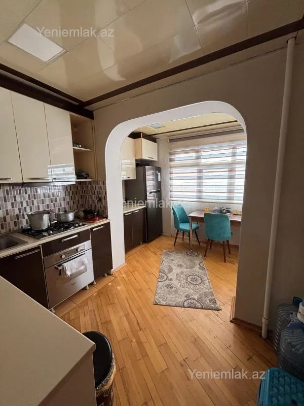 Satılır 4 otaqlı köhnə tikili 130 m²