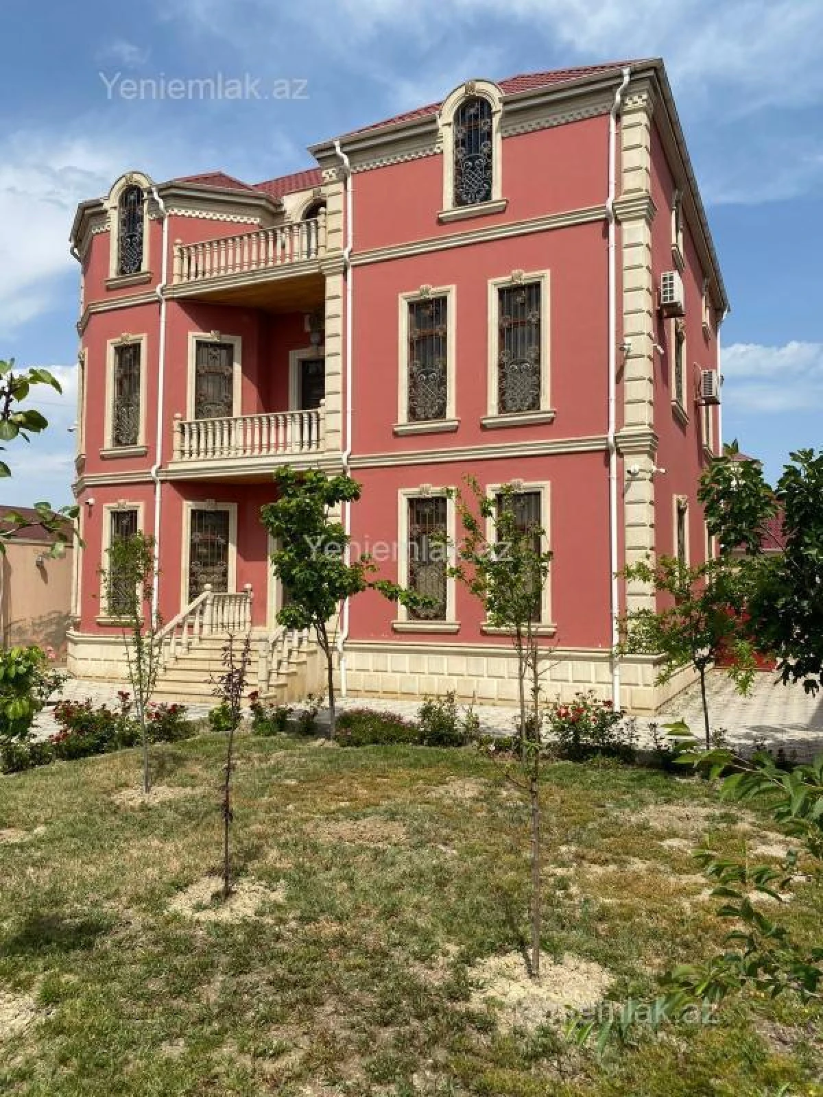 Satılır 8 otaqlı həyət evi 450 m²