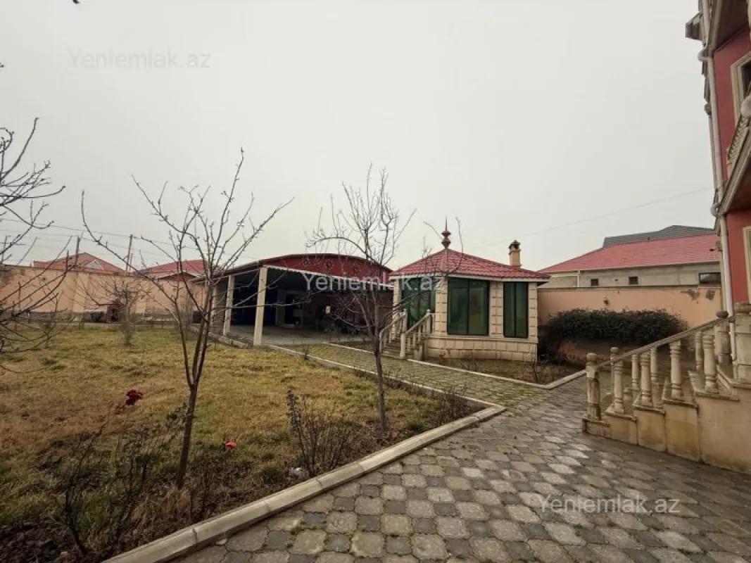 Satılır 8 otaqlı həyət evi 450 m²
