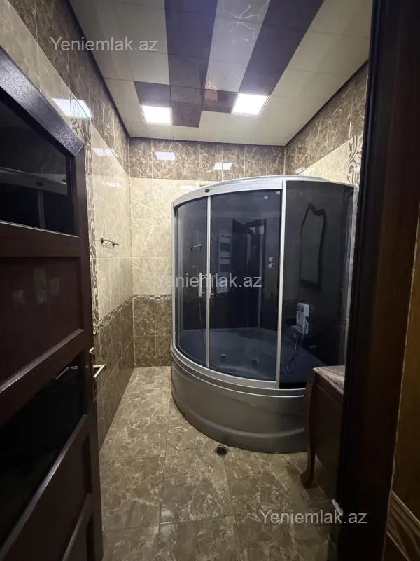 Satılır 8 otaqlı həyət evi 450 m²