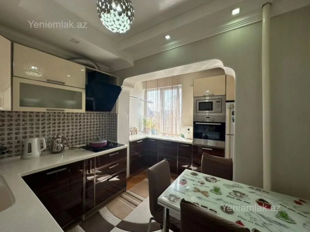 Satılır 4 otaqlı köhnə tikili 120 m²