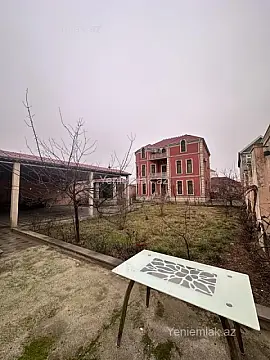 Satılır 10 otaqlı həyət evi 450 m²