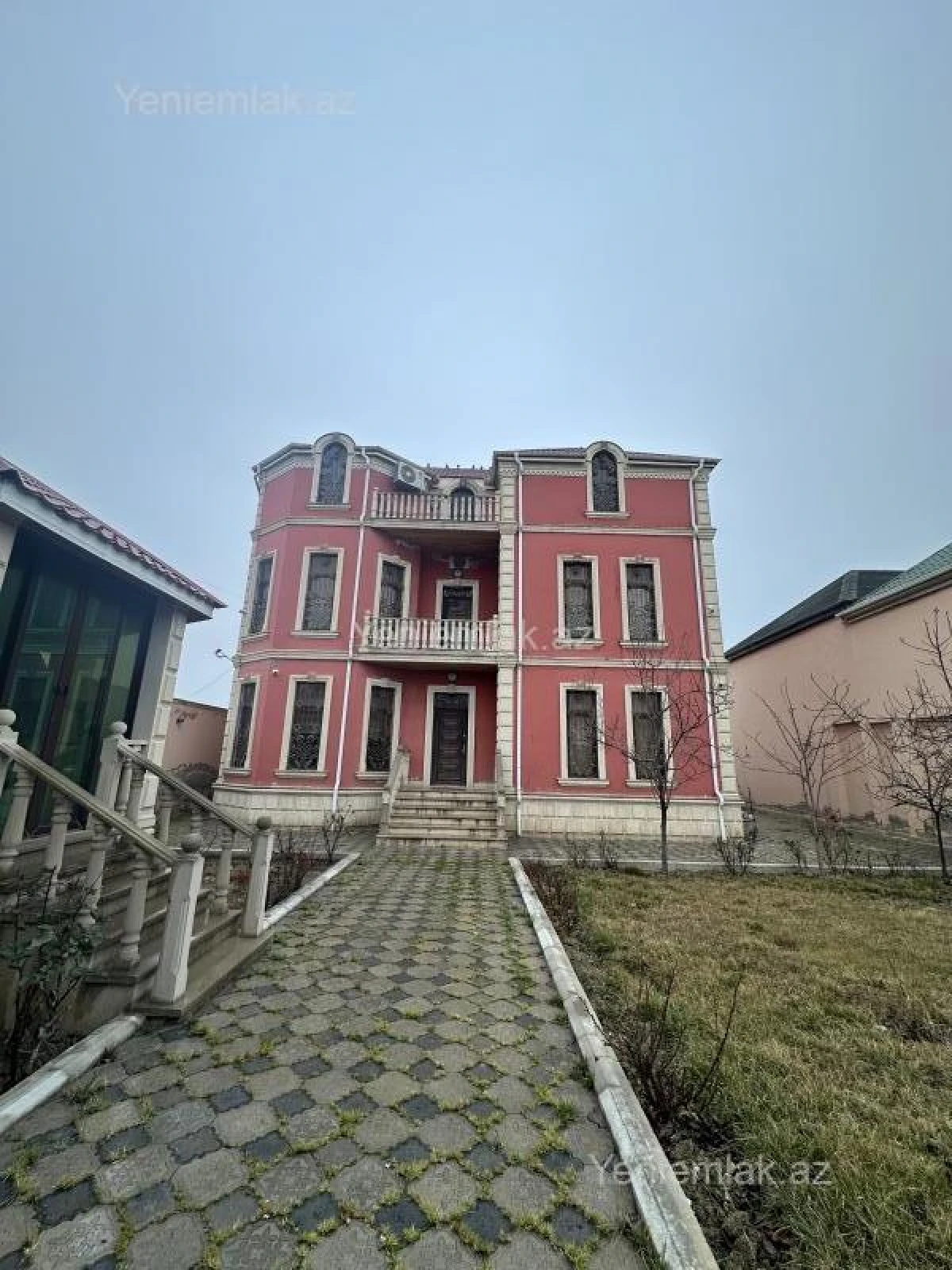 Satılır 10 otaqlı həyət evi 450 m²