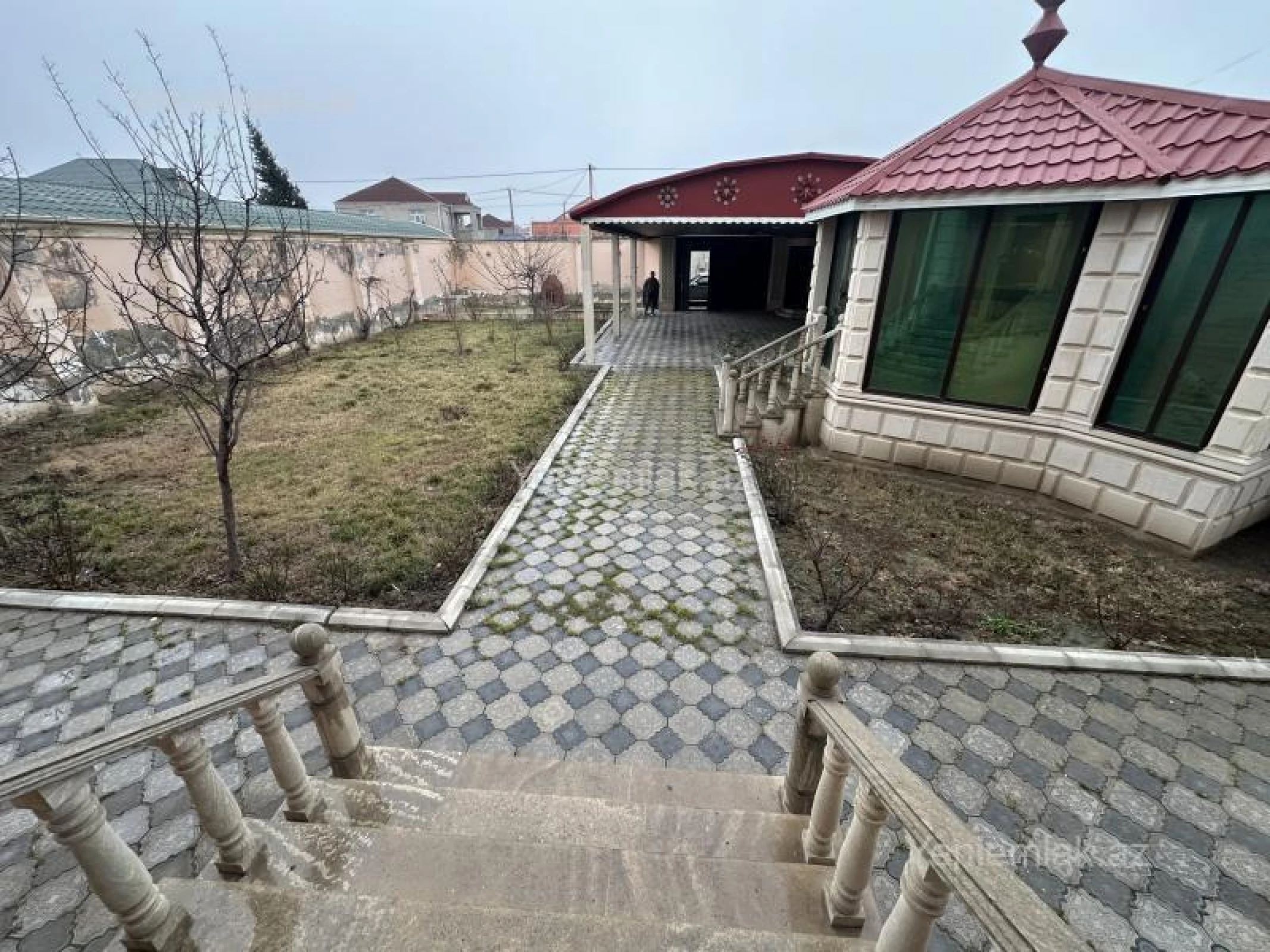 Satılır 10 otaqlı həyət evi 450 m²