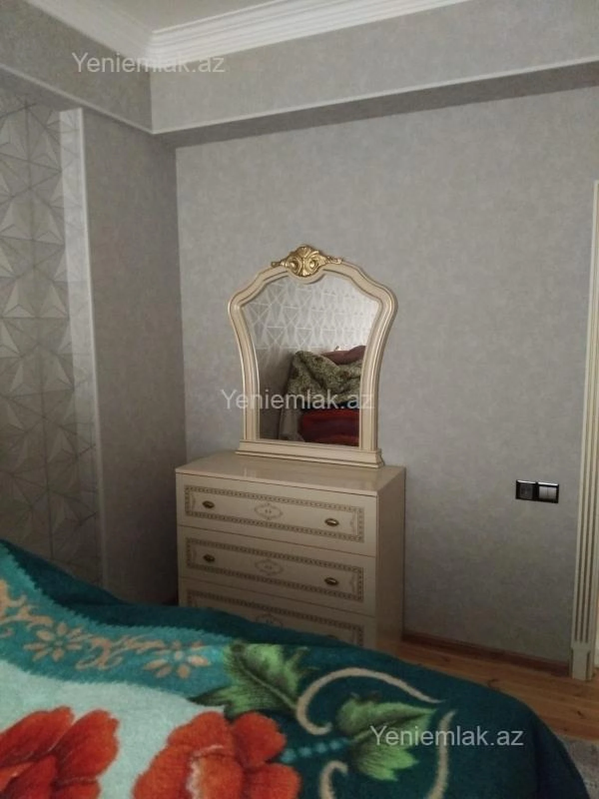 Satılır 2 otaqlı köhnə tikili 75 m²
