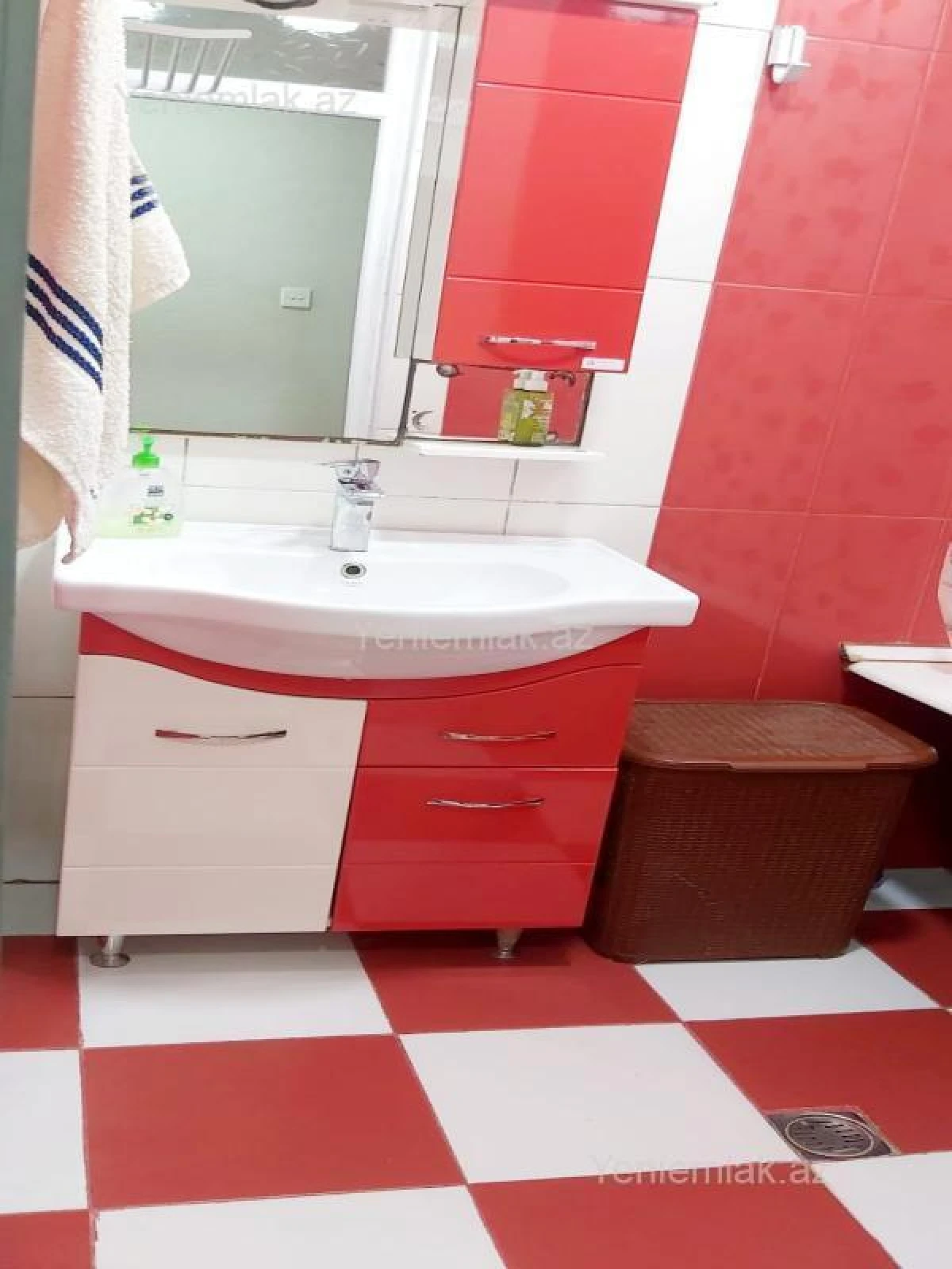 Satılır 3 otaqlı köhnə tikili 82.8 m²